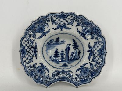 assiette bleue et blanche représentant un homme et une femme dans un bateau