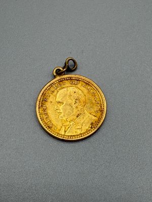 une pièce d'or sur laquelle est représenté le visage d'un homme