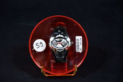 une montre rangée dans un coffret rouge muni d'une étiquette