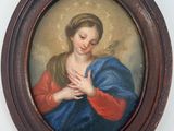 une image représentant un tableau où l'on voit une femme les mains jointes sur son cœur