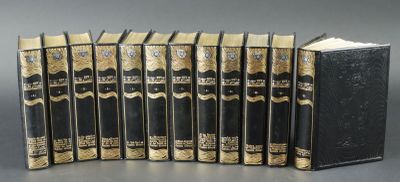 six livres de la Bible sont alignés les uns à côté des autres
