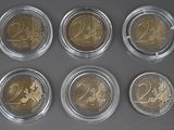 six types de pièces différents dans une vitrine posée sur une table