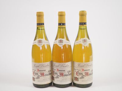 trois bouteilles de vin posées les unes à côté des autres sur une surface blanche