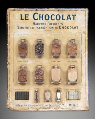 un vieux livre contenant tout un assortiment de chocolats de toutes sortes