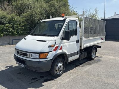 un camion blanc garé dans un parking