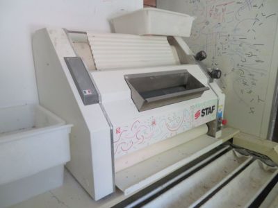une machine posée sur une table dans une pièce