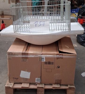 une cage à oiseaux posée sur une pile de cartons