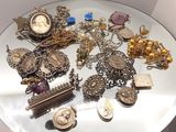 une table sur laquelle sont disposés de nombreux types de bijoux différents