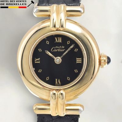 une image d'un gros plan d'une montre-bracelet avec des chiffres romains