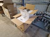 un carton rempli de boîtes posé par terre dans un entrepôt
