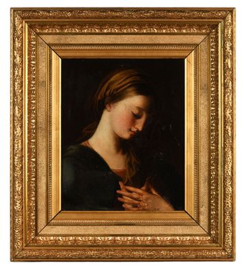 un tableau représentant une femme les mains jointes, dans un cadre doré