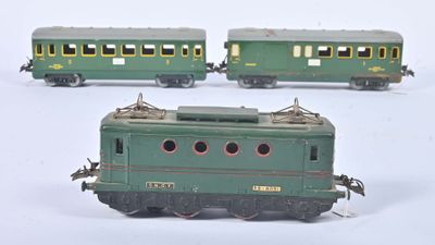 trois trains verts sur une surface blanche, avec un fond blanc