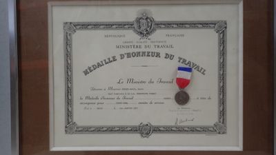 une photo encadrée représentant une médaille et une médaille exposée dans un musée