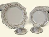 deux assiettes et deux tasses sur la table