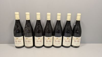 six bouteilles de vin sont alignées sur une table