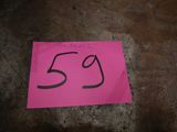 un bout de papier rose sur lequel est inscrit le chiffre 55