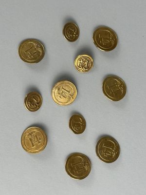 beaucoup de pièces qui sont sur la table