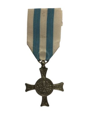 Gros plan sur une médaille ornée d'une croix