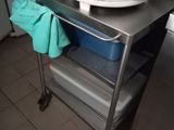 une grande casserole posée sur une table en métal