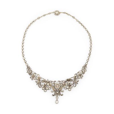un collier en diamants et en argent, par personne