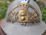 un casque argenté orné d'une crête dorée et d'une couronne