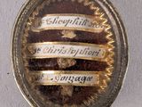 une image représentant une serrure en argent et en or sur laquelle figure une inscription
