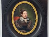 portrait d'une femme en robe noire à col blanc