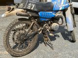 une moto tout-terrain garée sur le bord de la route