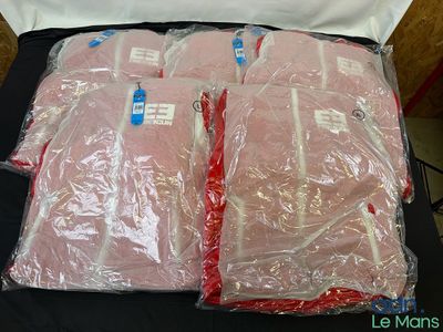 quatre sachets de viande emballés dans du plastique, posés sur une table