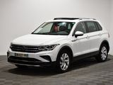 La Volkswagen Tiguan blanche est garée sur un sol à damier.