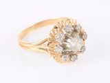 gros plan d'une bague en diamant sur une surface blanche
