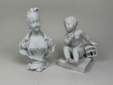 deux figurines représentant une femme et un bébé, posées sur une table