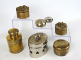 plusieurs types de bijoux différents exposés sur une table