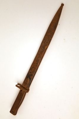 un petit couteau en bois posé sur une surface blanche
