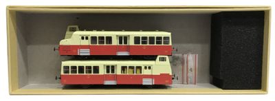 deux bus à deux étages rouges et blancs dans une boîte
