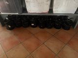 de nombreuses paires de chaussures posées sur une étagère