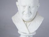 un buste d'homme blanc posé sur un socle