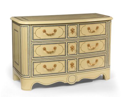 Maison ROMEO. Commode à façade galbée en bois laqué à l'imit…