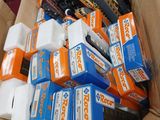 une boîte en carton remplie de nombreuses sortes de piles