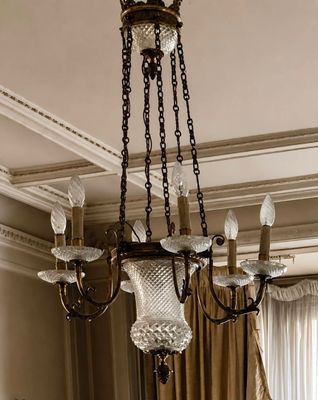 un lustre suspendu au plafond de la pièce