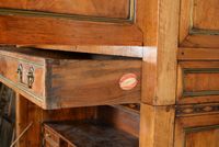 Secrétaire guillotine en noyer ouvrant par deux portes, six … (photo 5)