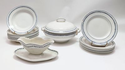 cinq assiettes et un bol posés sur une table blanche