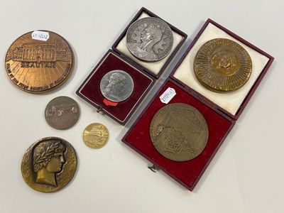 Lot de 8 Médailles dont 1 en Argent en boite, les autres en …