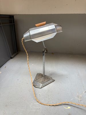 une lampe posée sur un pied au sol