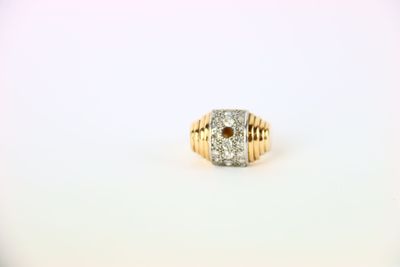 une bague en or jaune avec un diamant serti au centre