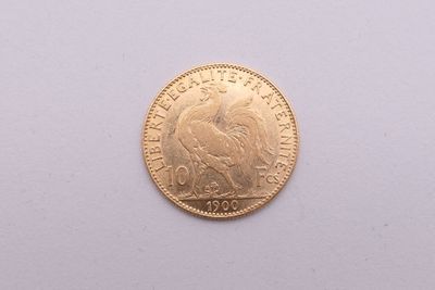 l'image d'une pièce d'or posée sur une surface blanche