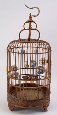 une cage à oiseaux avec plein de petits oiseaux à l'intérieur