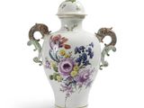 un vase blanc orné d'un motif floral