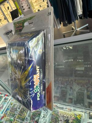 une vitrine remplie de bandes dessinées dans un magasin