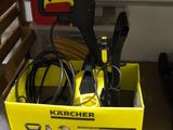 une boîte jaune contenant des outils, posée par terre